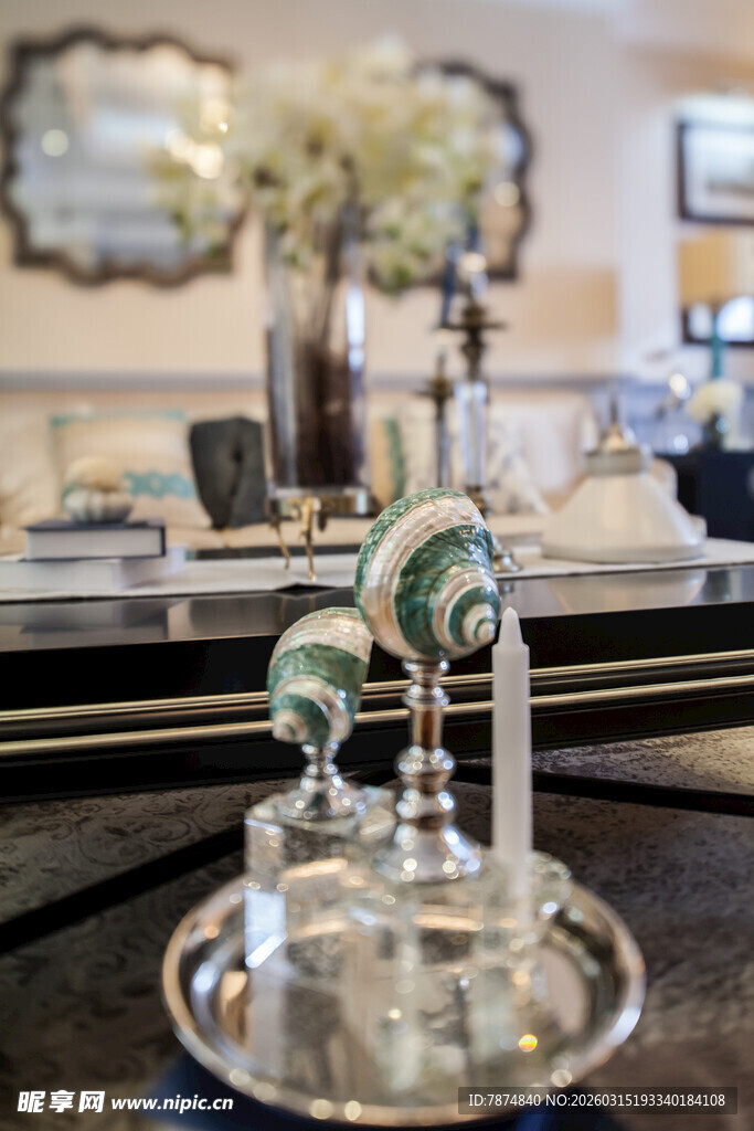 精致托盘上的装饰摆件