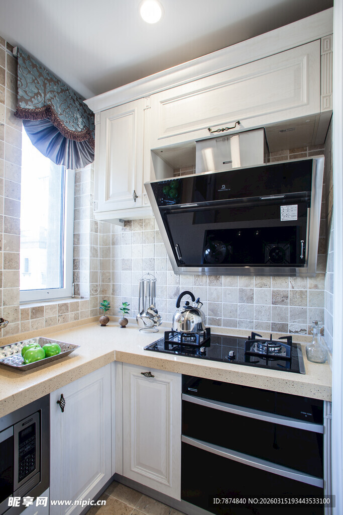 现代简约风格温馨厨房空间