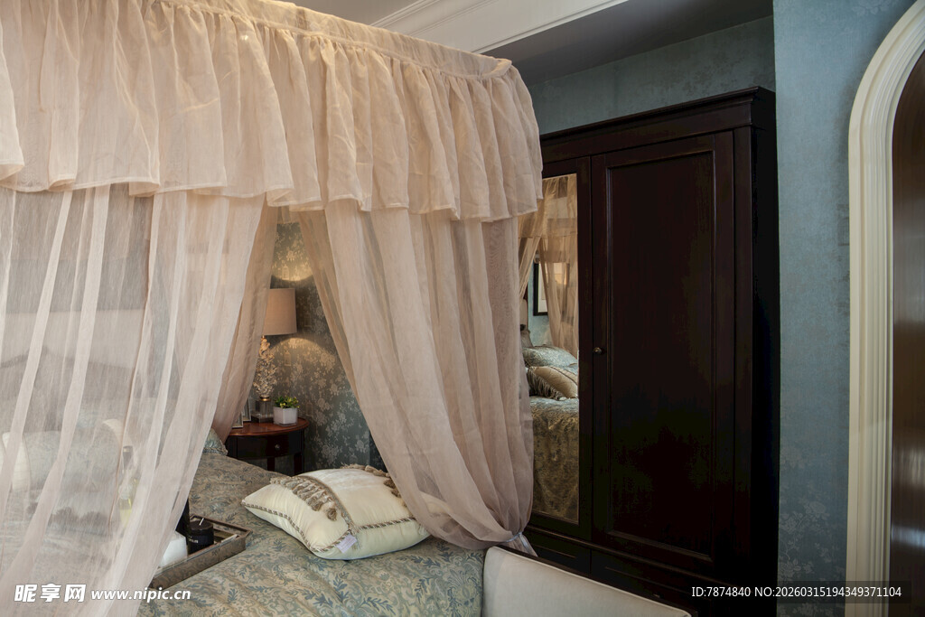 浪漫纱幔装饰的温馨卧室