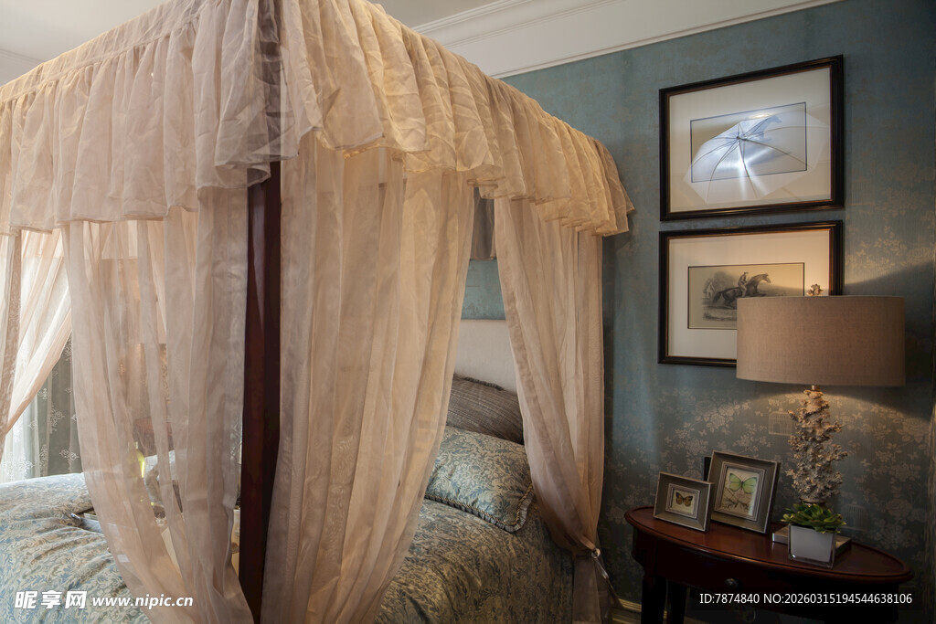 浪漫纱幔四柱床卧室一角