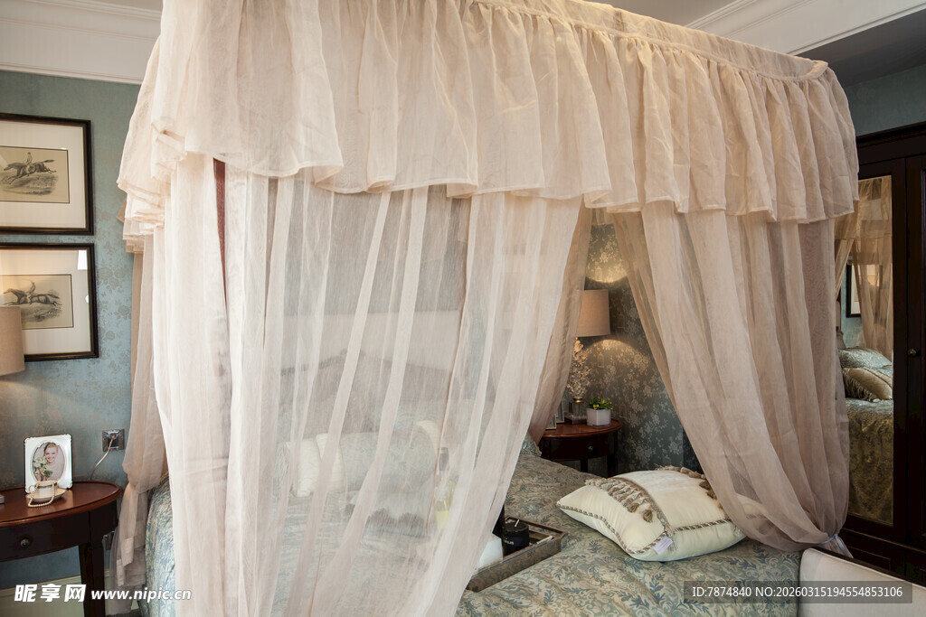 优雅米色四柱床幔装饰