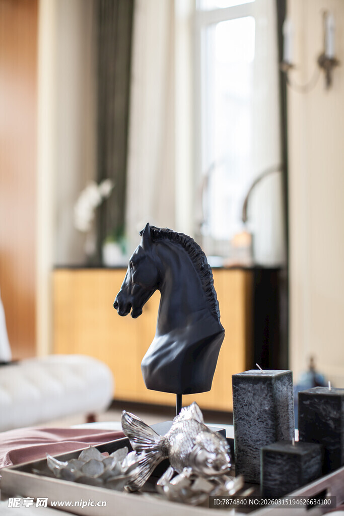 桌上的马头雕塑摆件