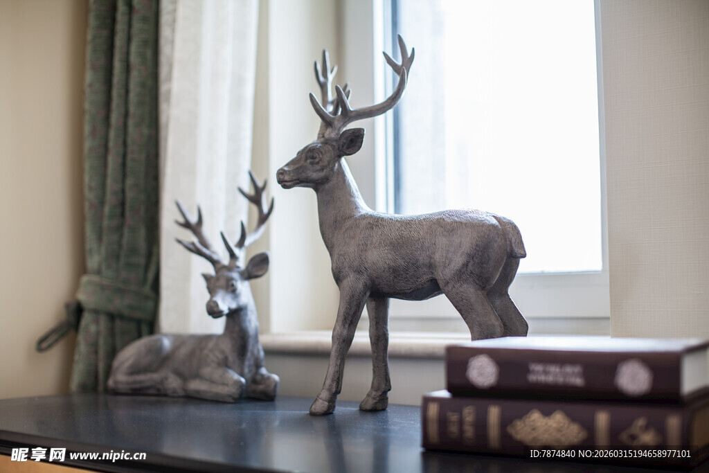 精致鹿形摆件装点家居空间