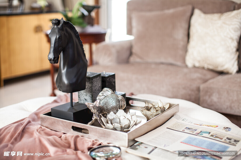 凌乱客厅中的清洁工具