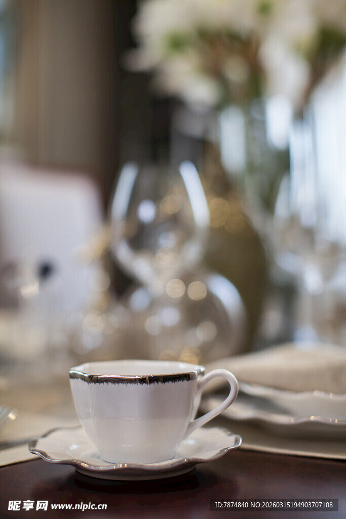 精致咖啡杯置于优雅餐桌