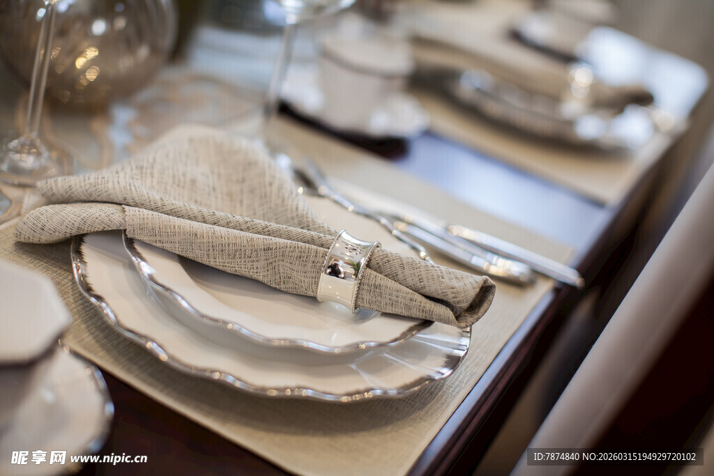 精致餐桌布置 餐具与餐巾