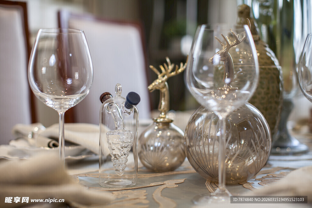 精致餐桌布置的优雅餐具