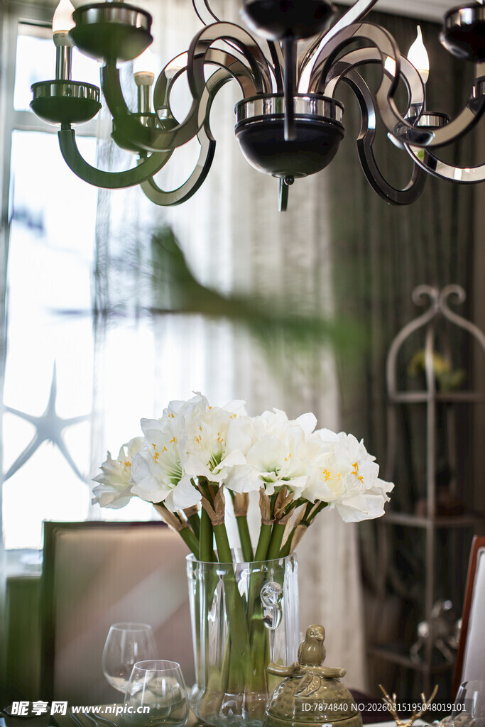 优雅室内吊灯下的花卉景致