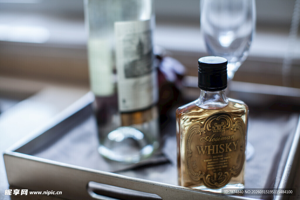 复古风格的精致酒瓶展示