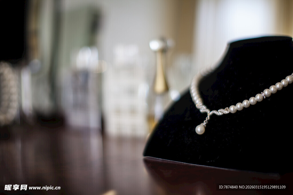 优雅珍珠项链展示
