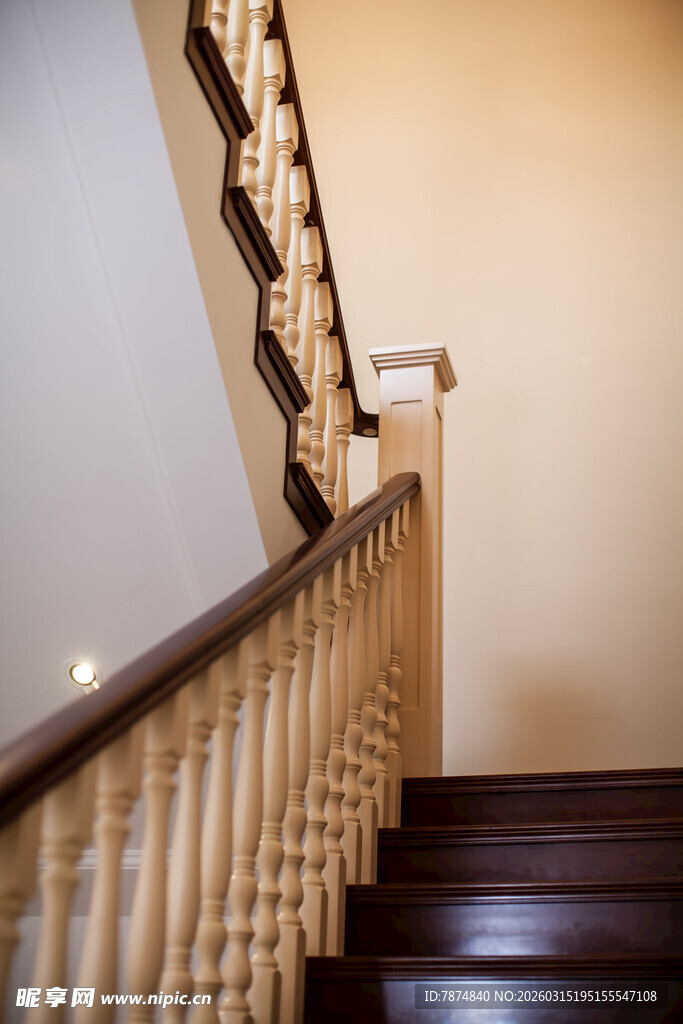 复古木质楼梯扶手特写