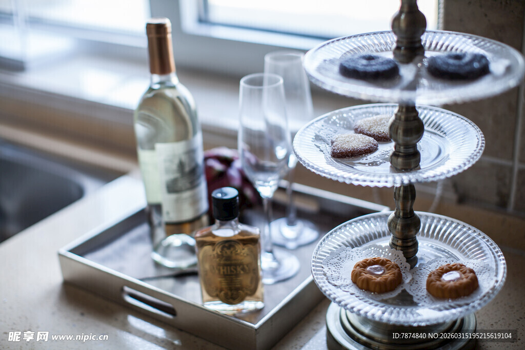 精致甜点与美酒组合