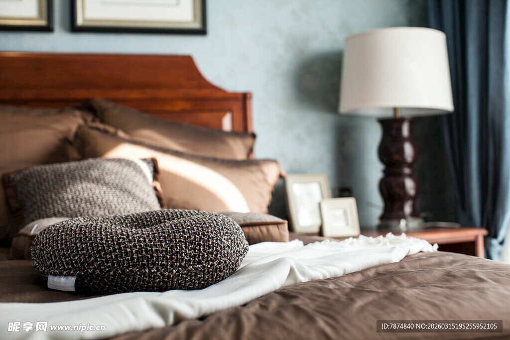 温馨卧室一角的舒适布置