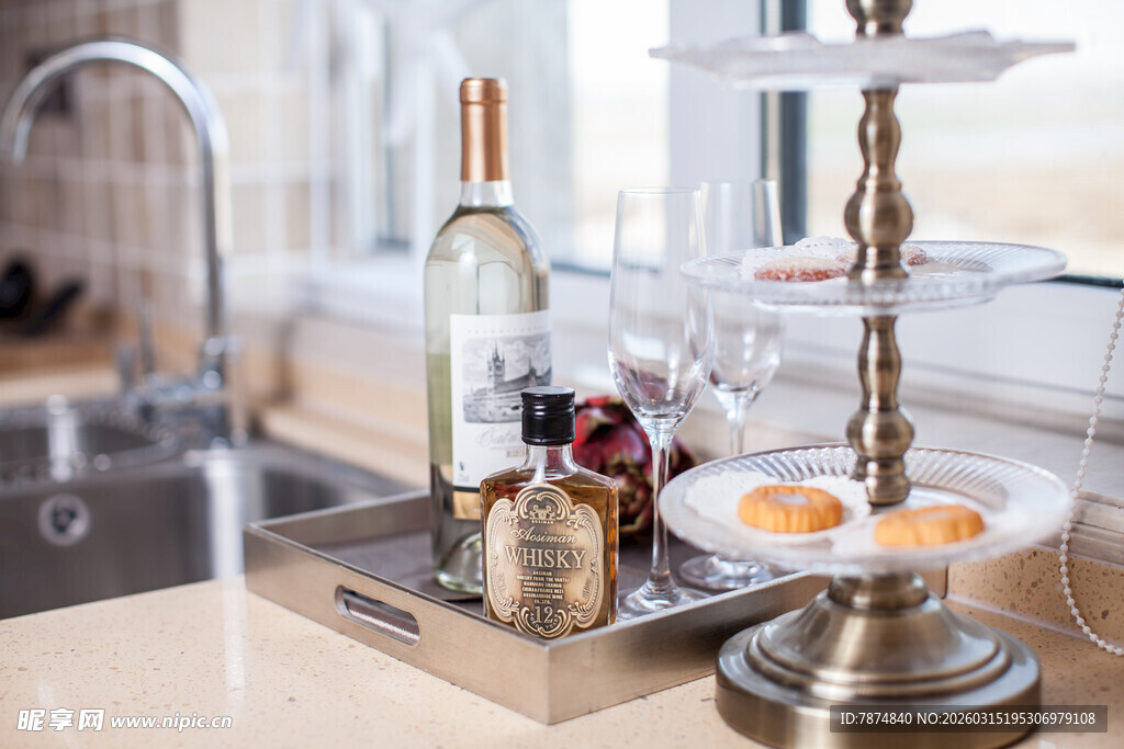 厨房精致酒具与糕点摆放