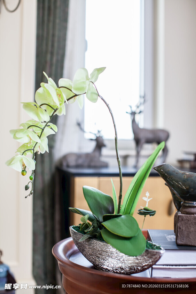 桌上绿白兰花精致摆件