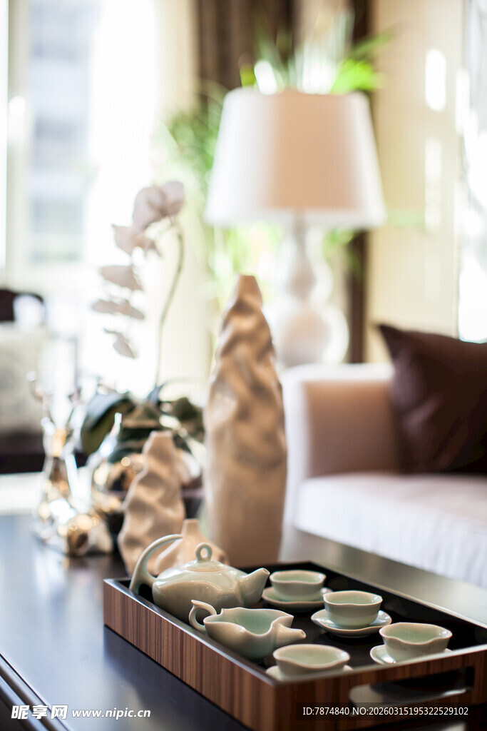 精致茶几上的雅致摆件