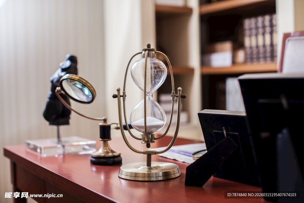 复古书房中的精致天文摆件