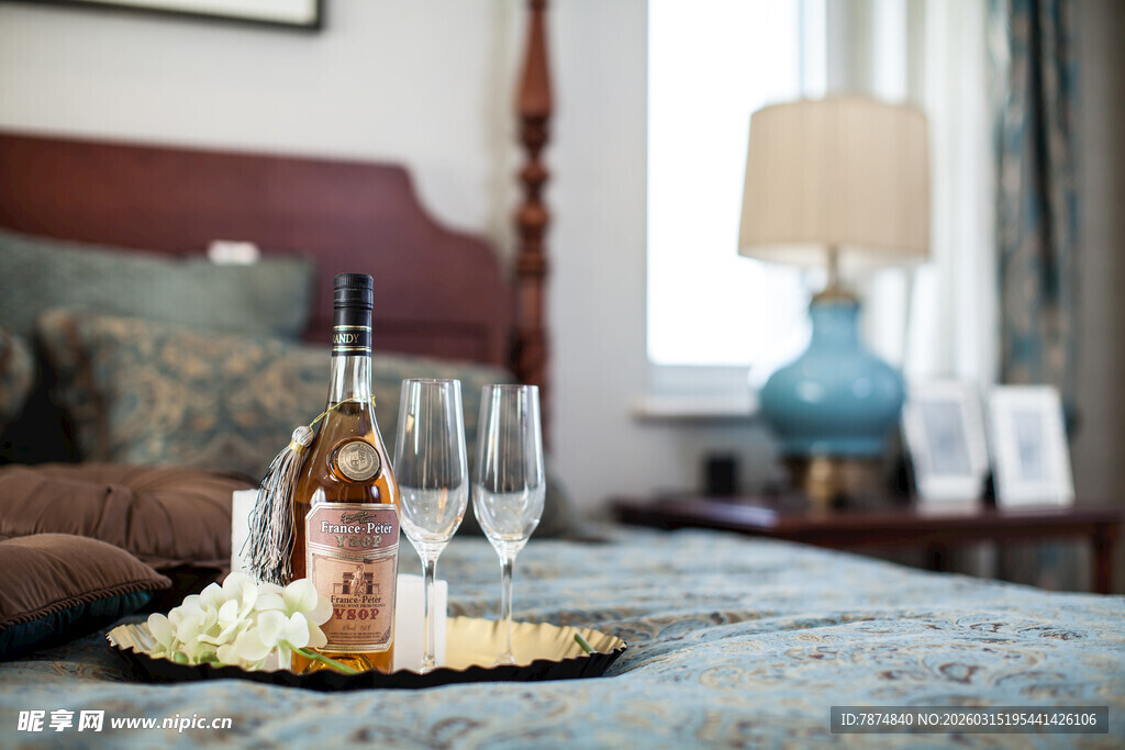 床上的浪漫香槟布置