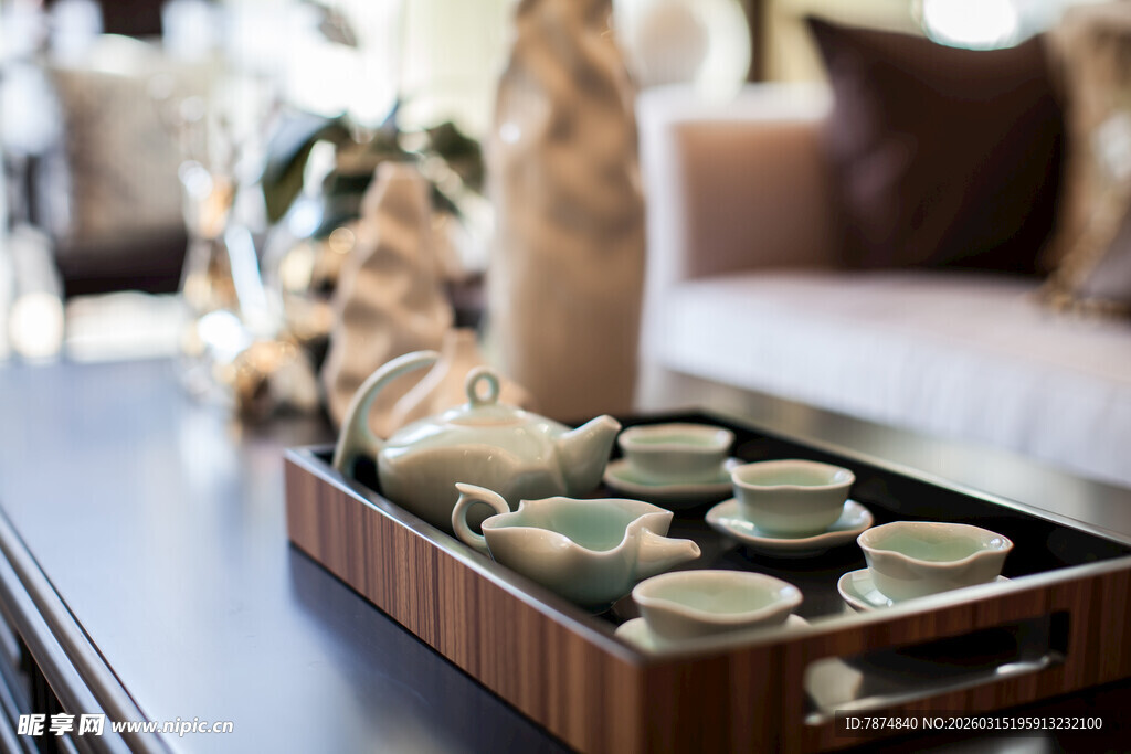 中式茶具摆放在精致托盘上