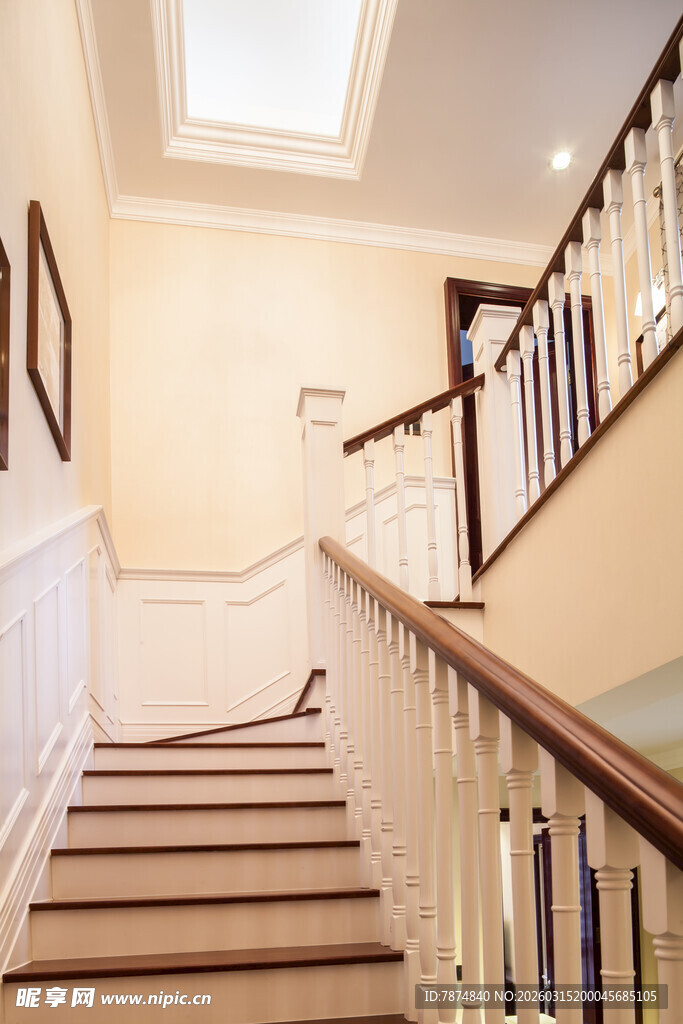 优雅室内木质楼梯设计