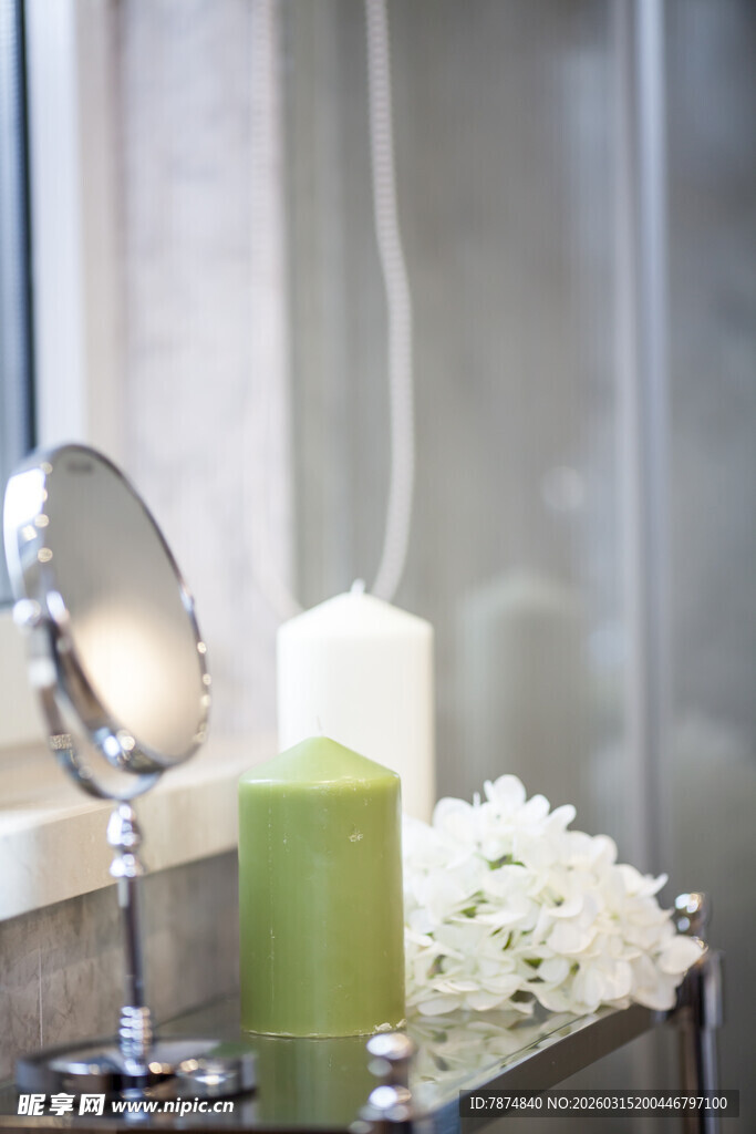梳妆台上的精致装饰摆件