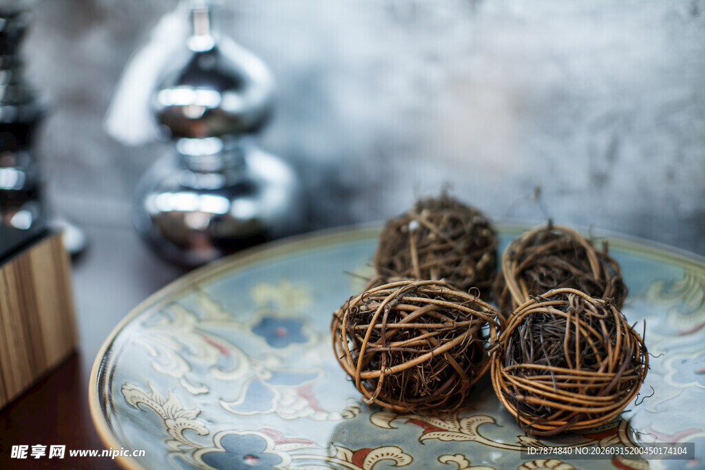 盘上精美藤编圆球装饰品