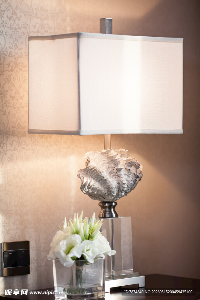 简约台灯搭配精致花瓶装饰