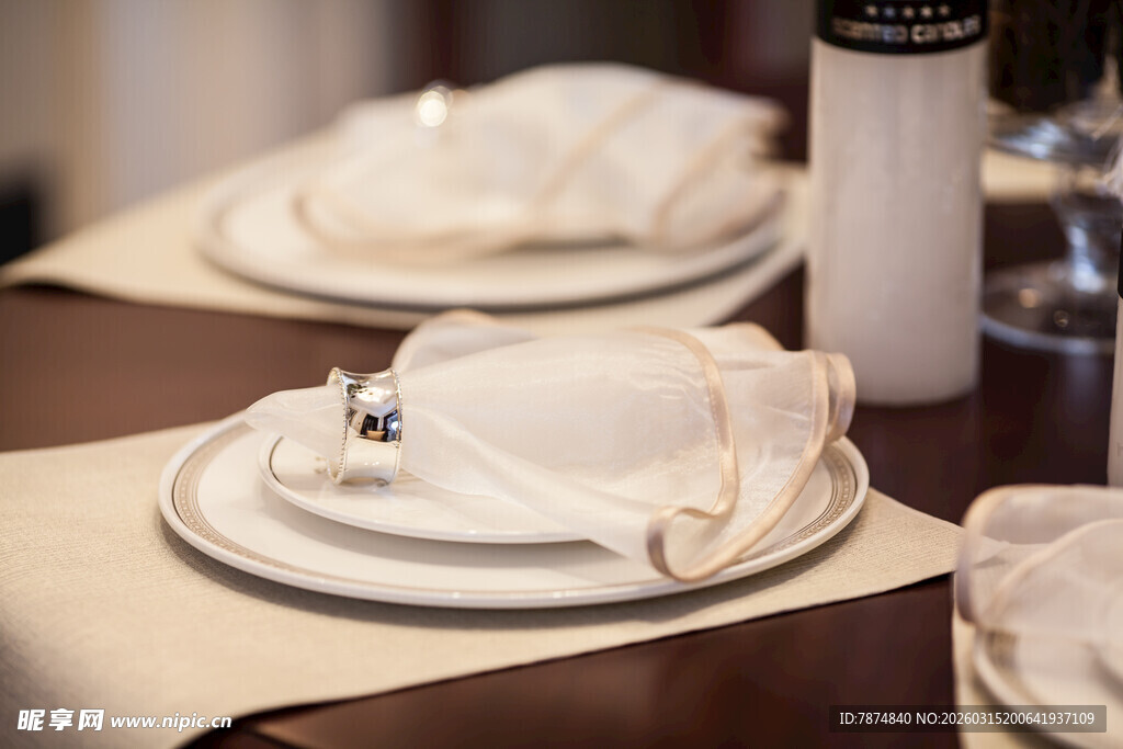 精致餐桌布置餐具特写
