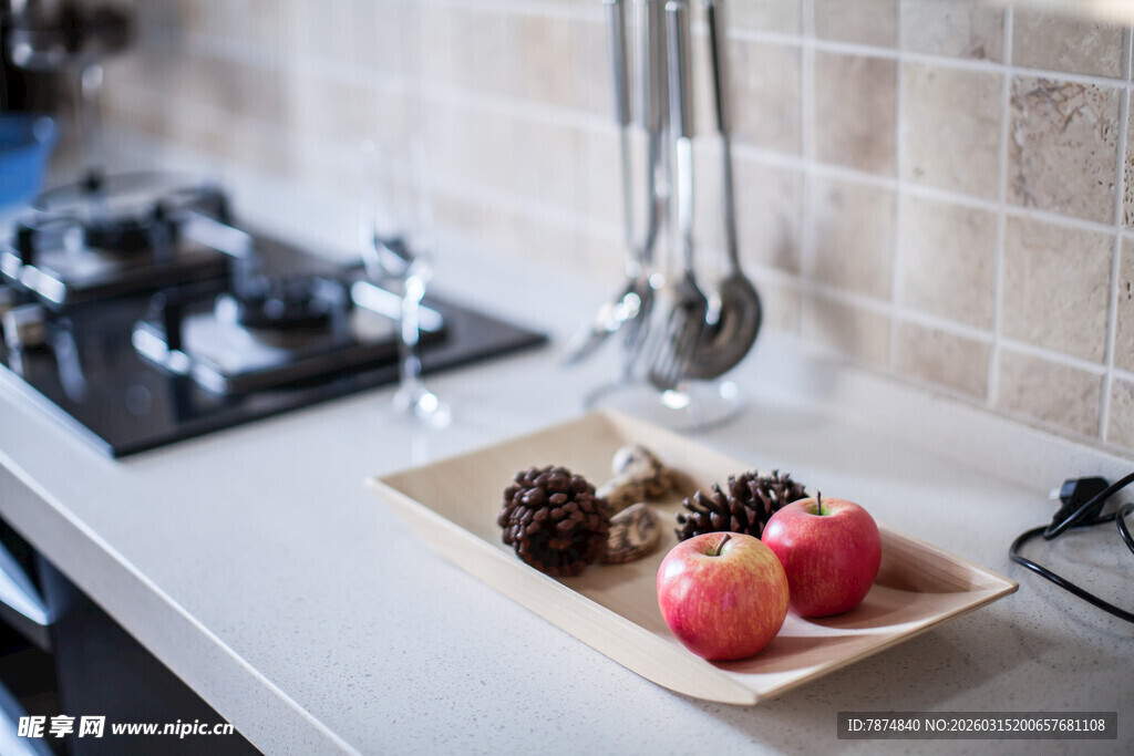 厨房台面上的水果与甜点