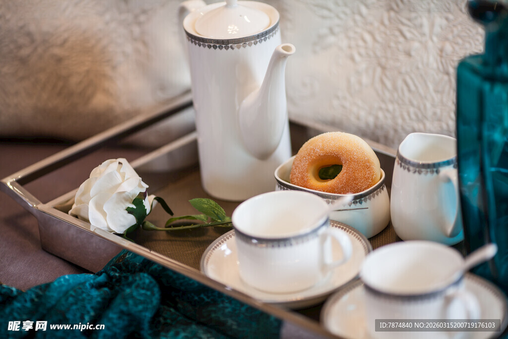 复古风茶具与点心组合
