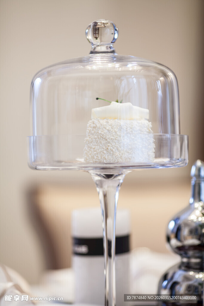 透明玻璃蛋糕罩展示精致甜点