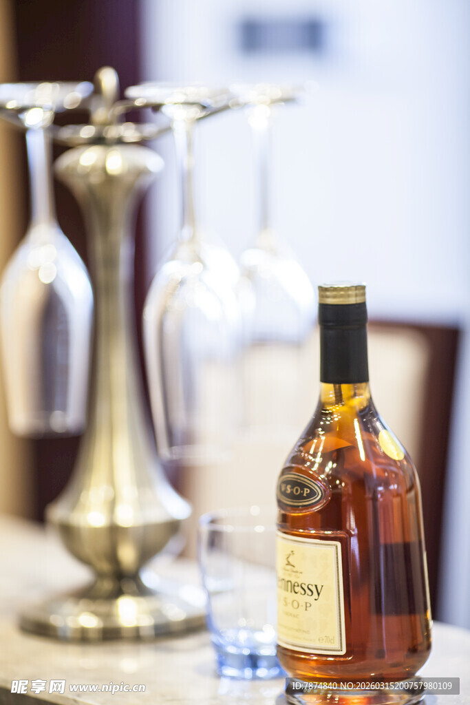 精致酒瓶与玻璃器皿陈列