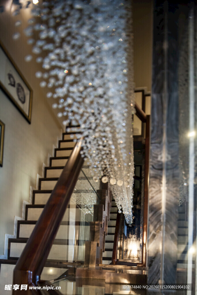 梦幻楼梯间的璀璨装饰
