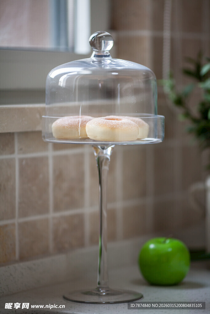 玻璃蛋糕架上的美味糕点