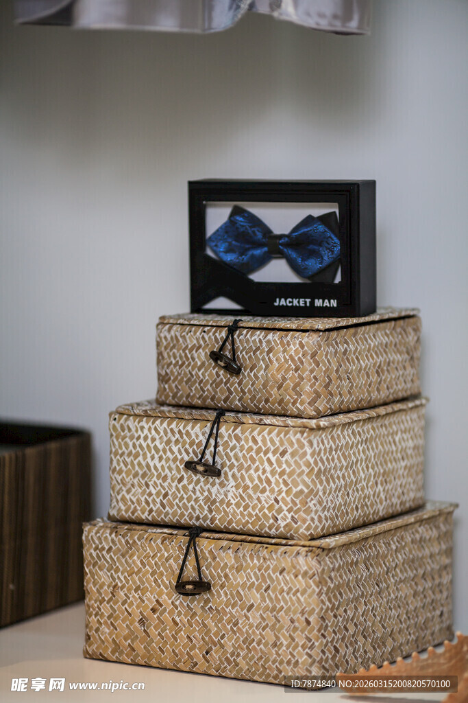 草编收纳箱与装饰摆件组合