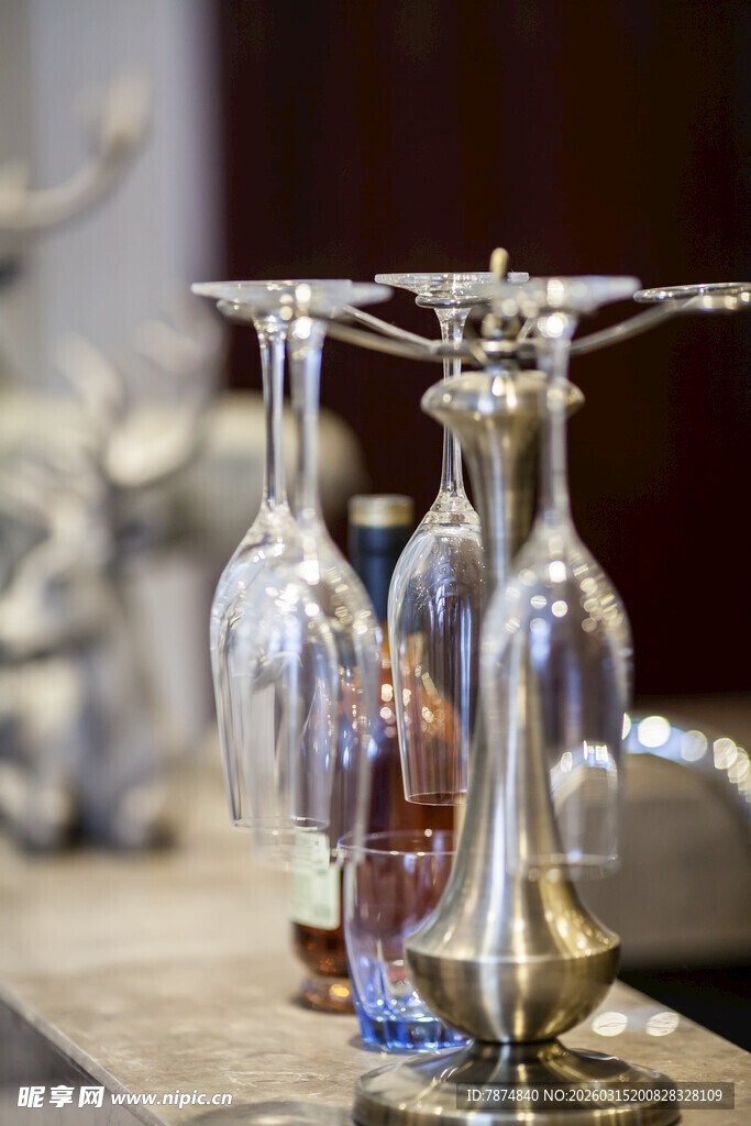 精致酒具摆放在台面上