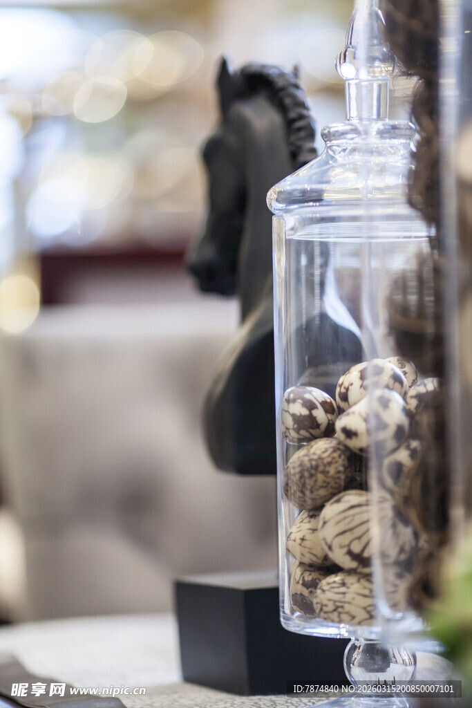 透明瓶中的奇特摆件