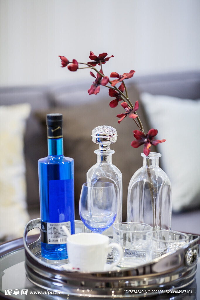 精致酒具与装饰摆件组合