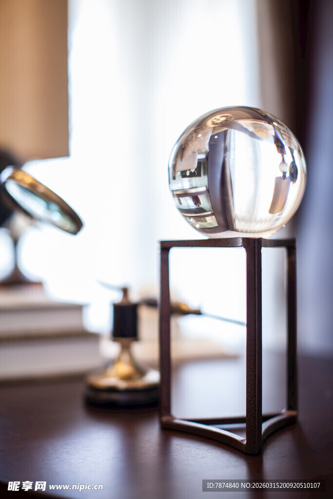 精致水晶球摆件于桌台