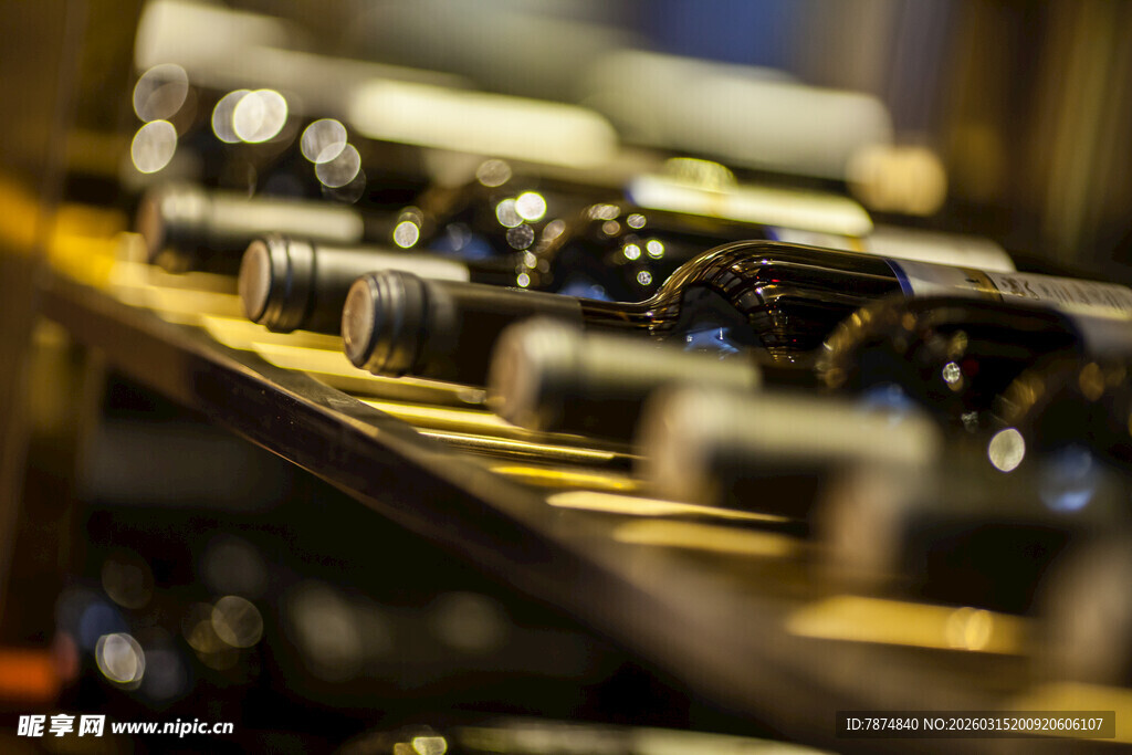 传送带上的瓶装葡萄酒