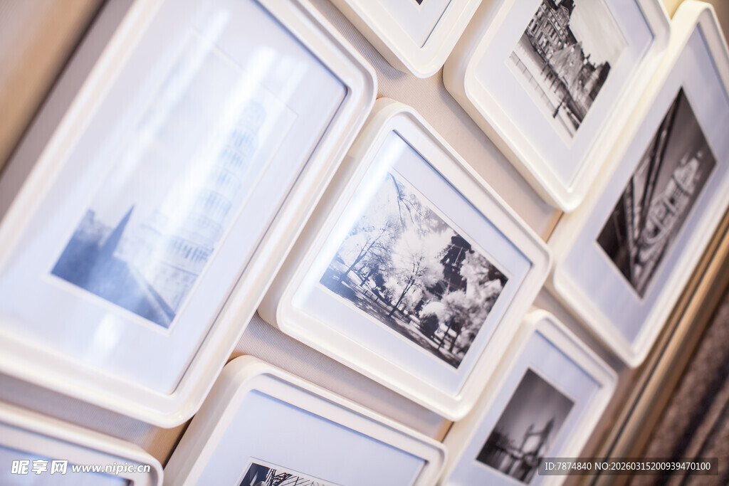 墙上相框展示艺术照片