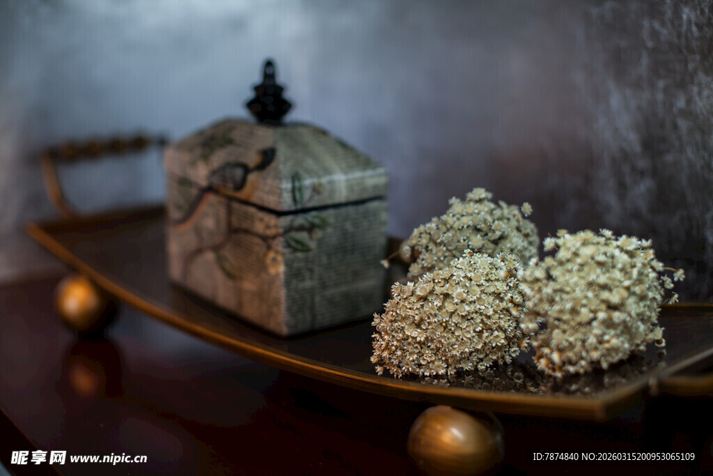 古朴香炉与素雅干花摆件