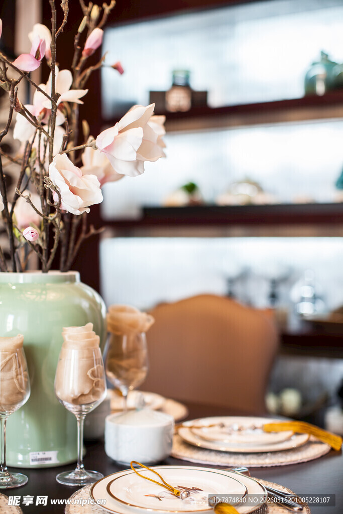 优雅餐桌布置与装饰花瓶
