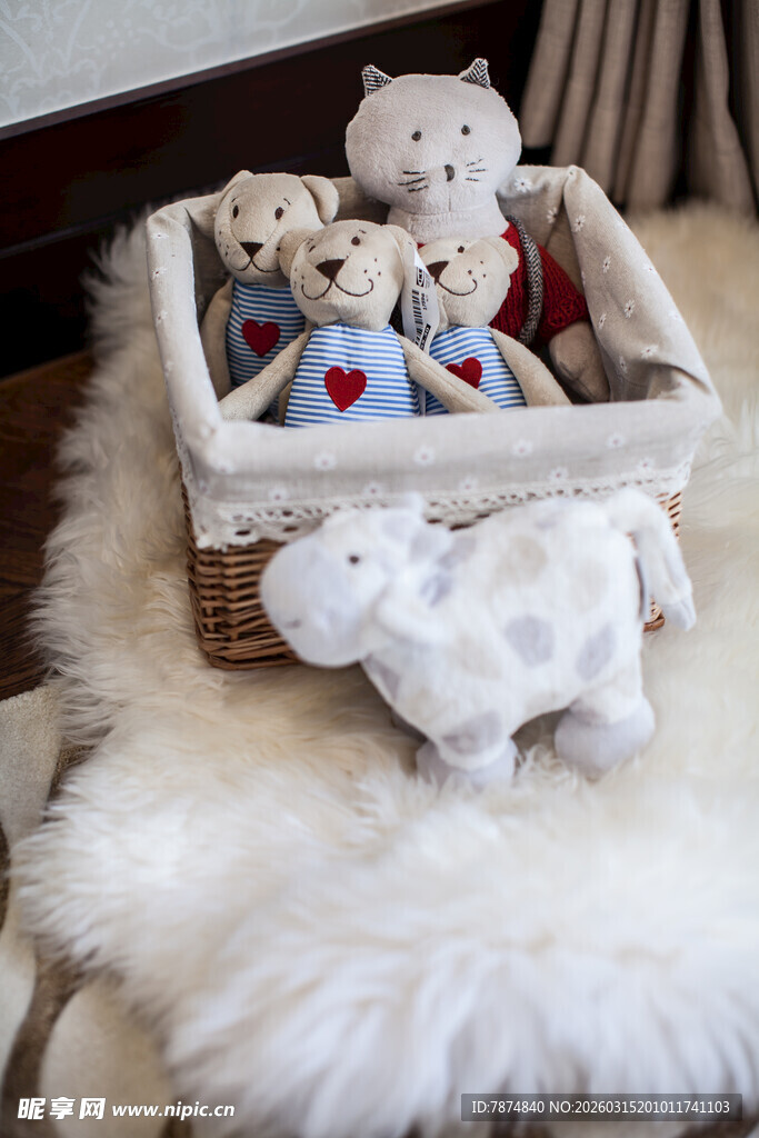 可爱毛绒玩具置于温馨篮中