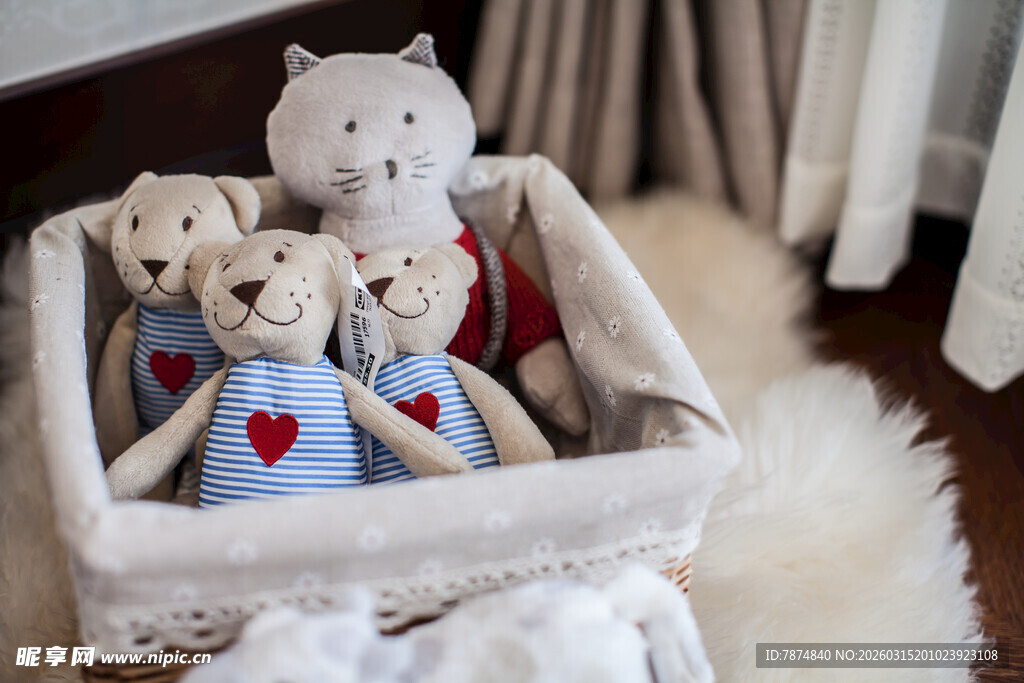 可爱毛绒玩具置于白色篮中