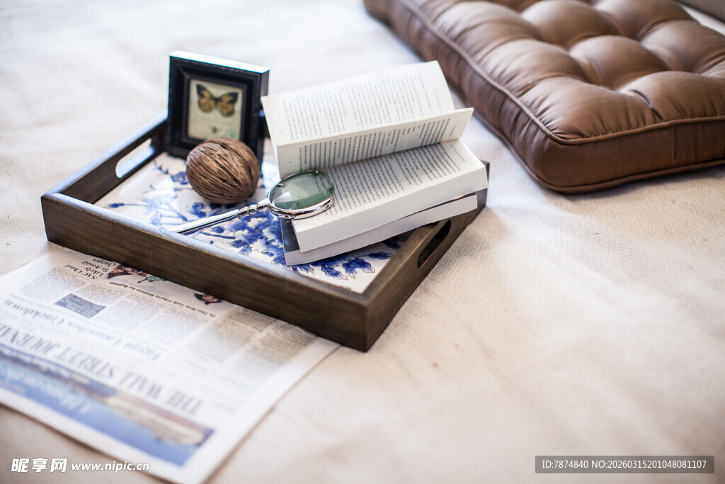 木质托盘上的生活小物