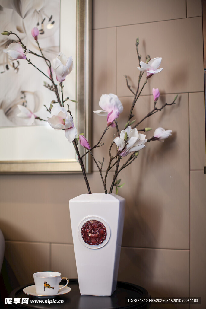 中式花瓶插枝淡雅玉兰花