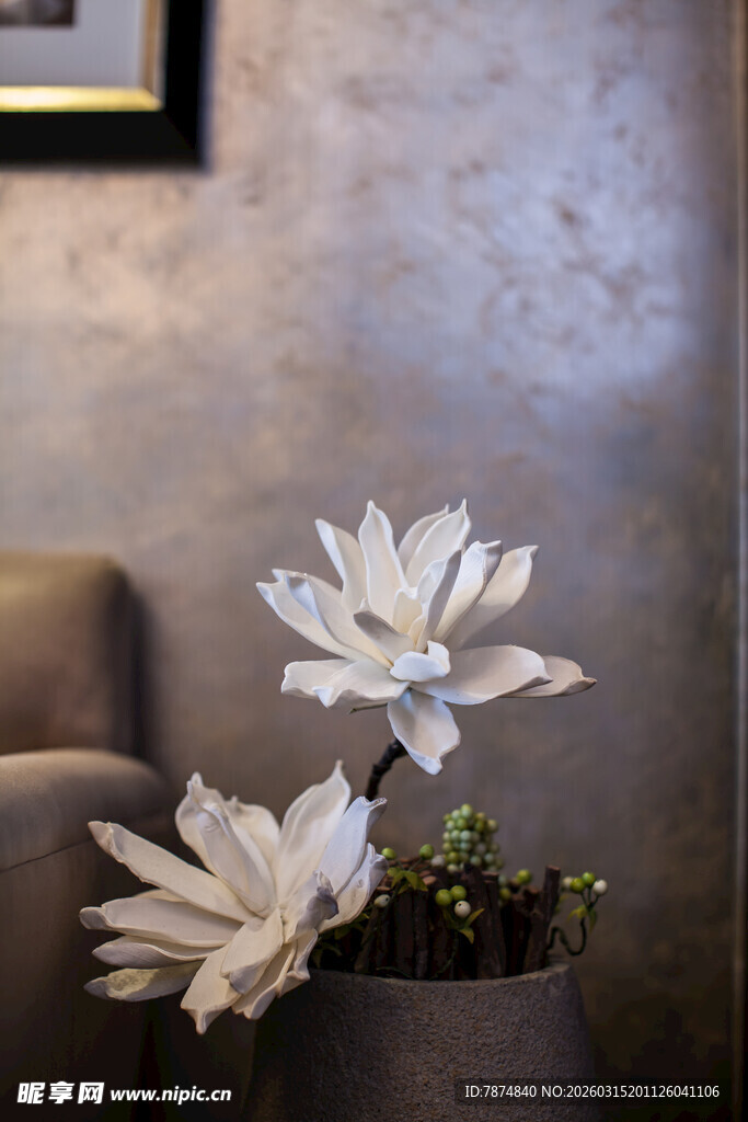 花瓶中的素雅白色花朵