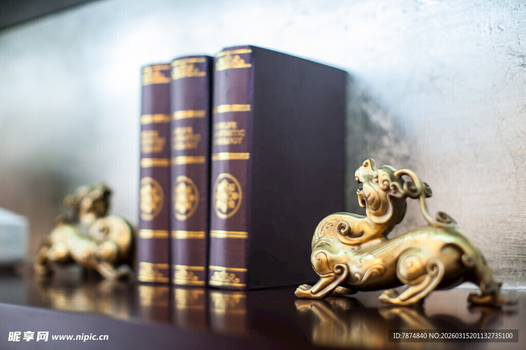 古典摆件与书籍雅致组合