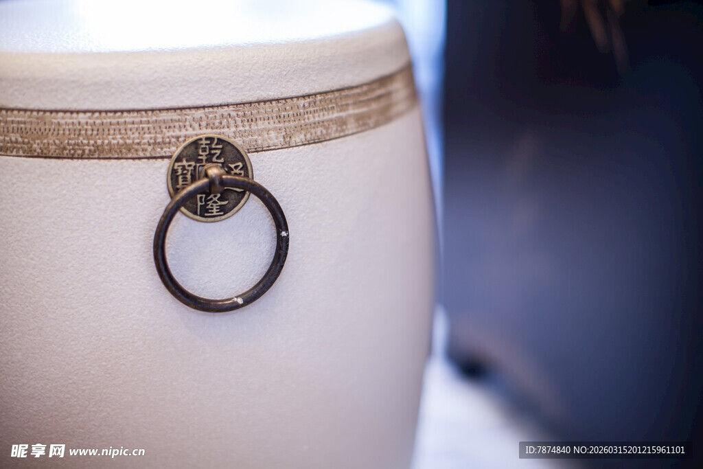 复古陶瓷罐上的金属拉环